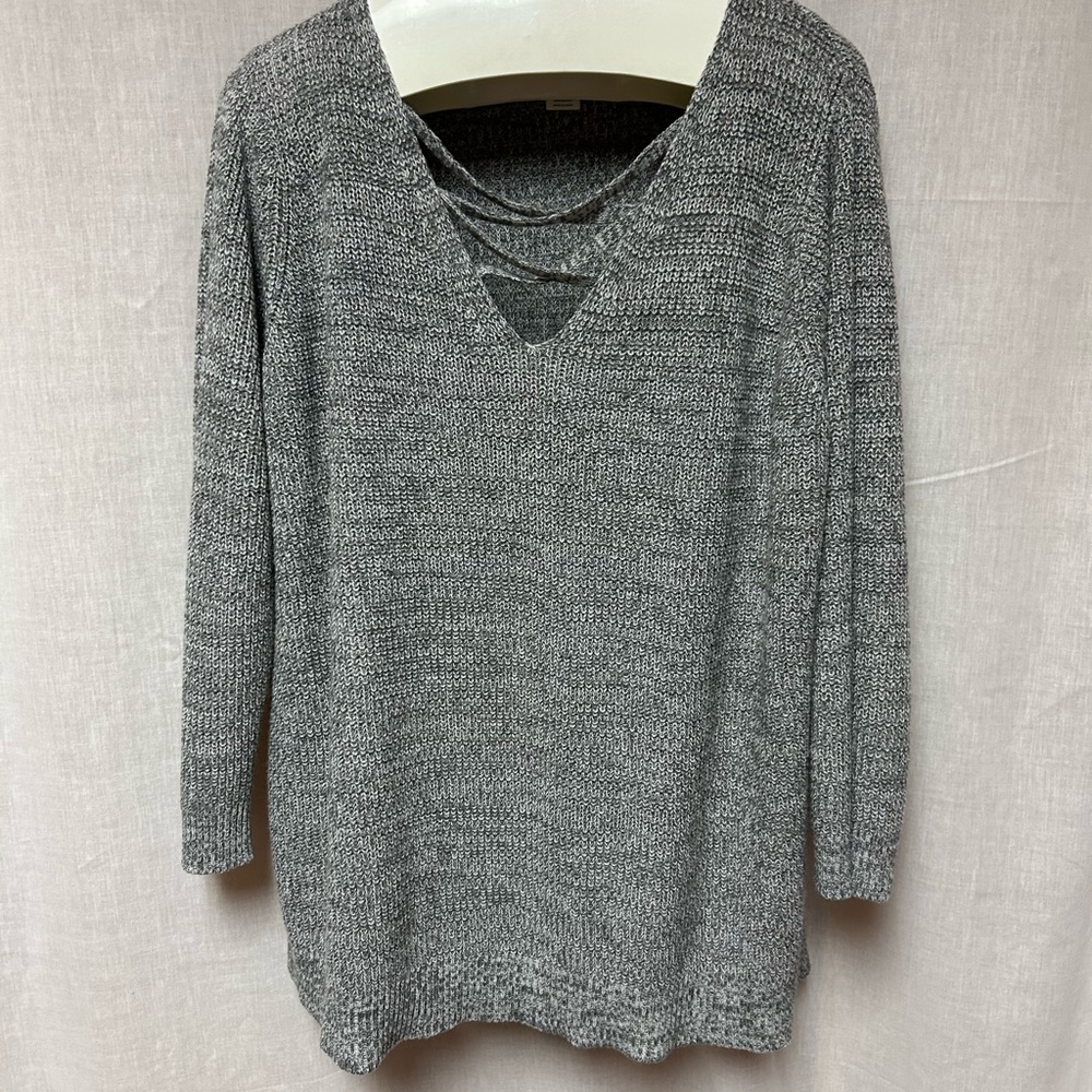 Gray Women's Sweater size 3X lightweight grays
Layers
